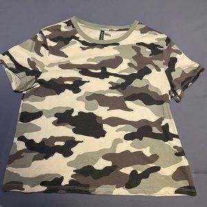 H&M Divided Camouflage Print. Short Sleeve Tee. M